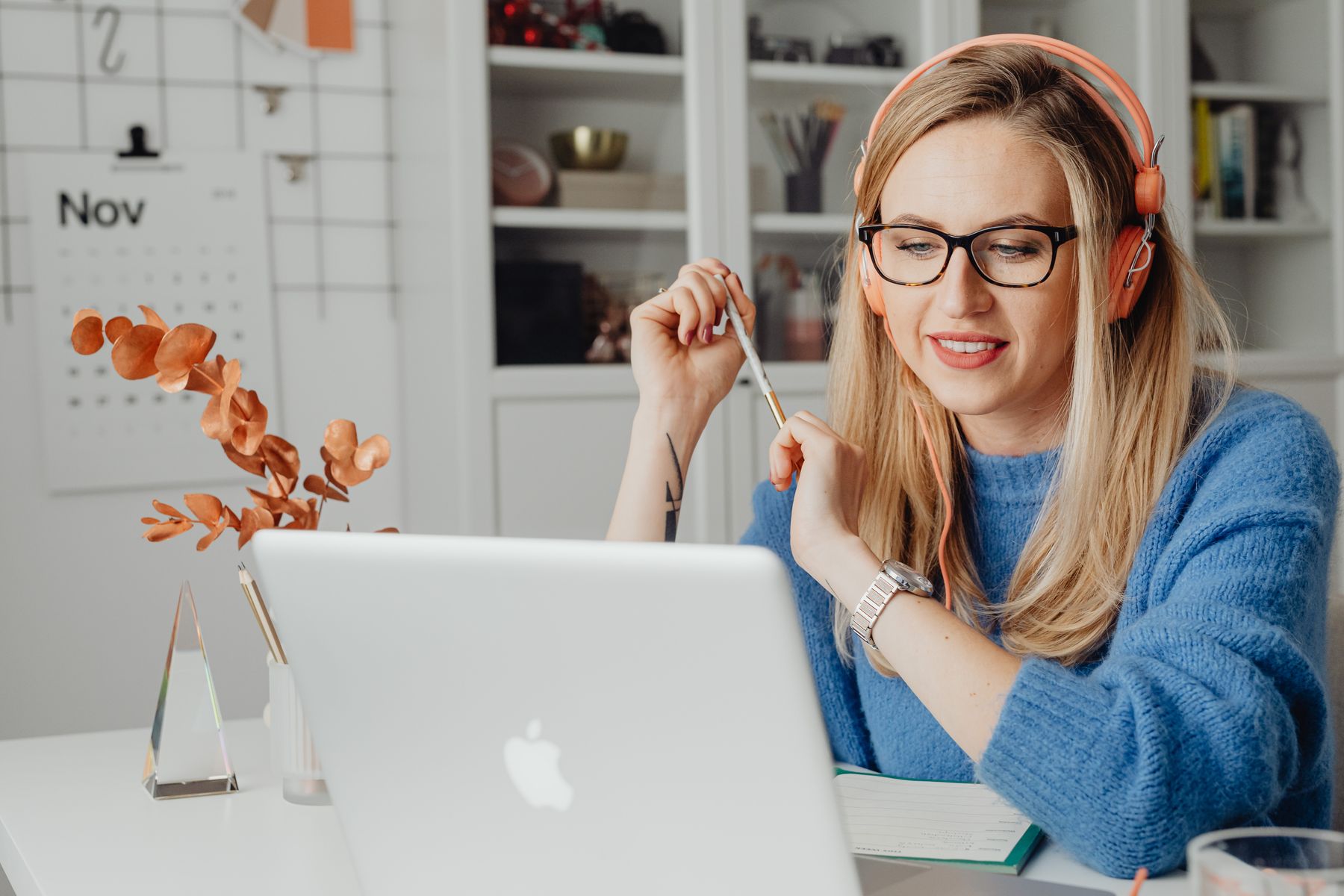 Девушка работает за ноутбуком дома
